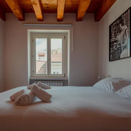 Finestre Su Cavana Historical Center Triëst