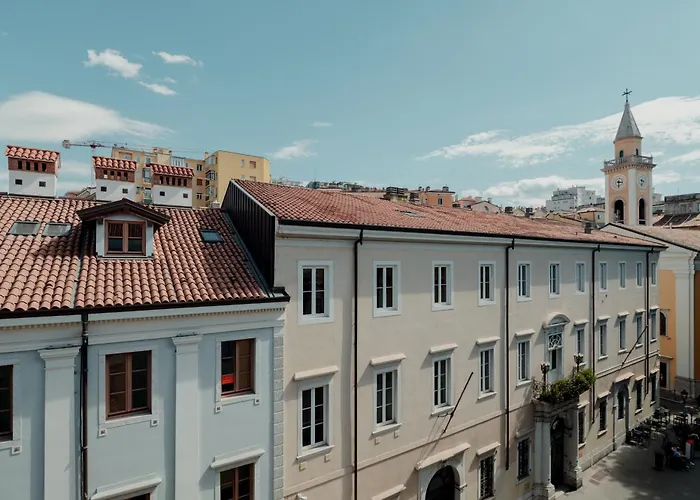 Finestre Su Cavana Historical Center *