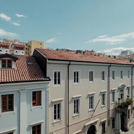 Finestre Su Cavana Historical Center *