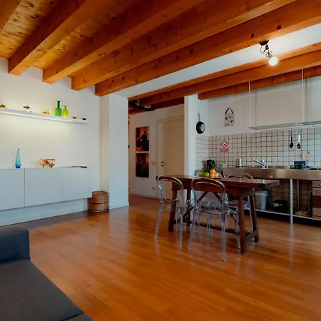 Finestre Su Cavana Historical Center Триест